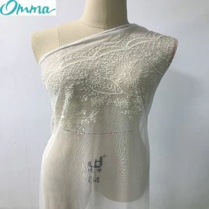 Blumenbestickter Tüllstoff